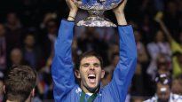 Federico Delbonis levanta la Copa Davis: fue el ganador del histórico quinto punto argentino en la final de 2016 ante Croacia, en Zagreb.