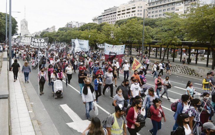 Protestas. Una marcha de piqueteros, sin demasiada explicación del motivo, complicó el microcentro e irritó a comerciantes que deben cerrar por la segunda ola.