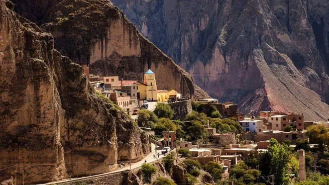 Iruya está enclavada en las coloridas y rocosas montañas del norte argentino.