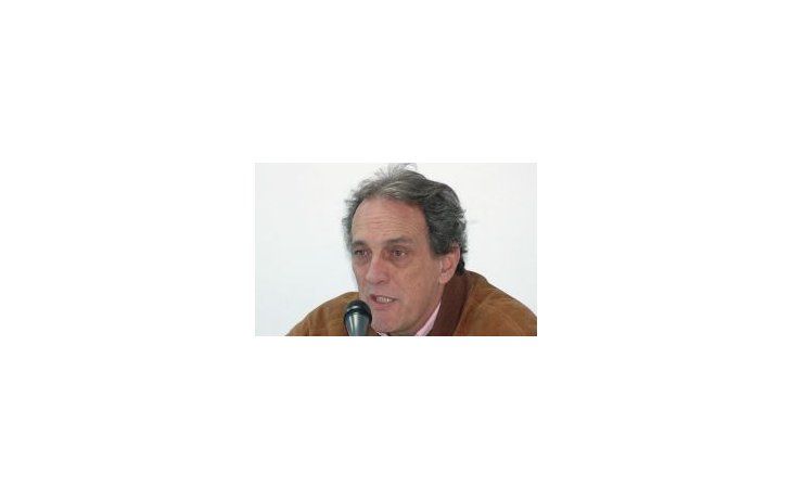 Indignación. Juan María Traverso fue a despedir los restos mortales de Guido Falaschi y arremetió contra todos.