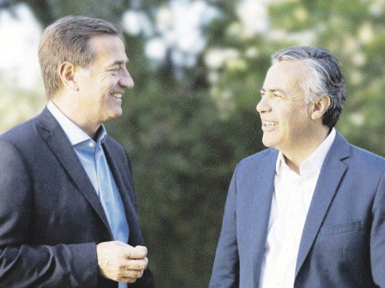 sucesión. El actual gobernador Suarez fue el encargado de anunciar la precandidatura de Cornejo.