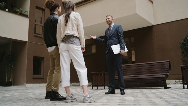 Un corredor inmobiliario asesora a una pareja durante la visita a una propiedad. Desde los colegios advierten que la intermediación profesional resulta clave para garantizar seguridad jurídica, transparencia y control en operaciones de compraventa