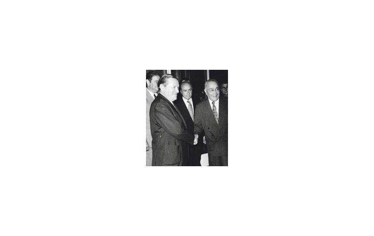 ámbito.com | El ministro de Economía, José Ber Gelbard, recibe al titular de la UCR, Ricardo Balbín, tras terminar de negociar el 30 de mayo de 1973 el Pacto Social previo a convocar a la Gran Paritaria Nacional.
