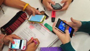 A través de las redes sociales y los celulares, los futuros comunicadores encuentran su lugar para informarse y consumir velozmente. A través de las redes sociales y los celulares, los futuros comunicadores encuentran su lugar para informarse y consumir velozmente.