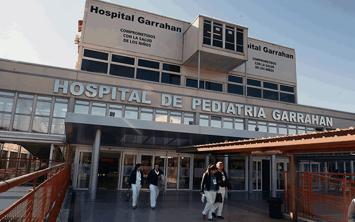 La universidad cuenta con el hospitales Garrahan, del Bicentenario de Esteban Echeverria y El Cruce Dr. Néstor Kirchner, entre otros.