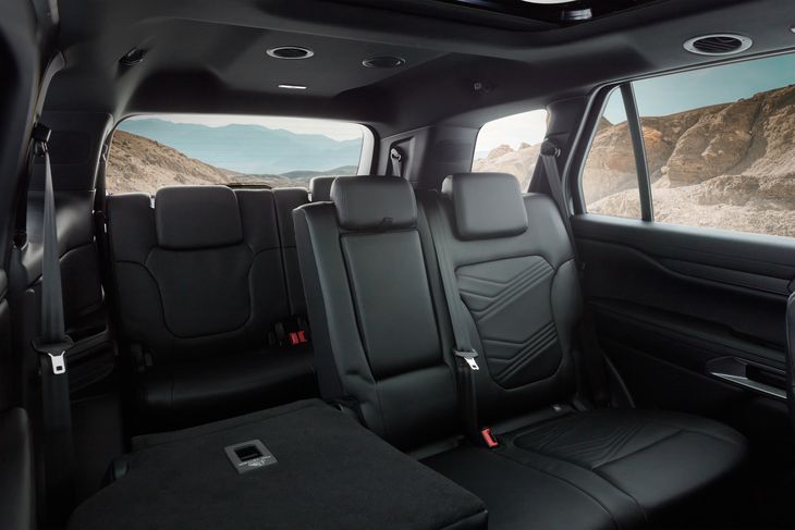 En la nueva Everest, la tercera fila de asientos se pliega eléctricamente bajo el piso del baúl. En la nueva Everest, la tercera fila de asientos se pliega eléctricamente bajo el piso del baúl.