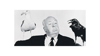 Alfred Hitchcock en la más famosa imagen publicitaria de su clásico «Los pájaros», de 1962.