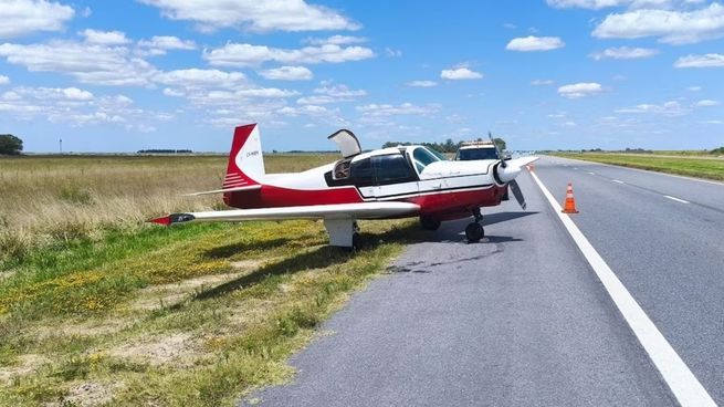 La avioneta quedó parcialmente sobre la calzada de la Ruta 56 tras realizar un aterrizaje de emergencia.