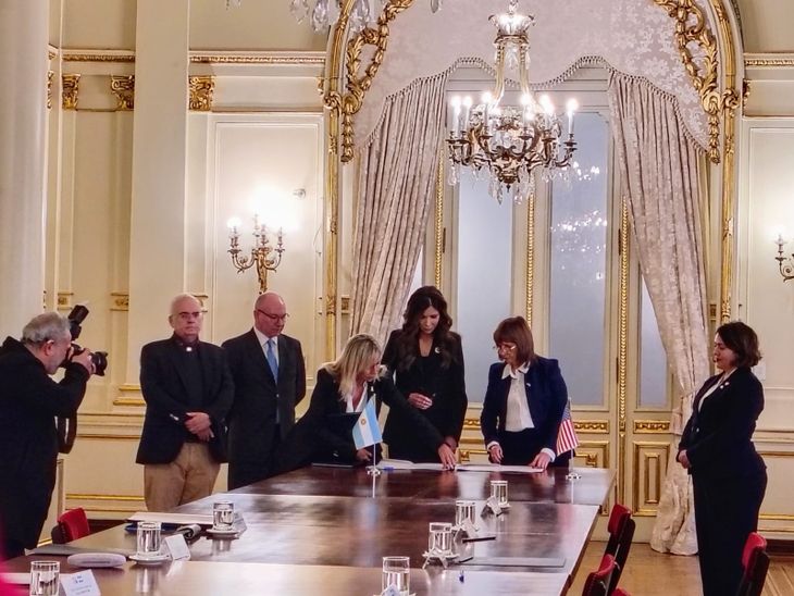 Patricia Bullrich y Kristi Noem firmaron convenios en materia de seguridad.