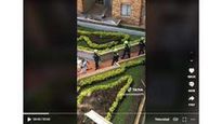Se viraliza en TikTok video de mujer arrojando objetos de marido infiel.