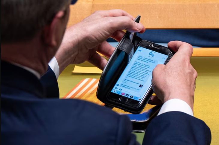 La foto del mensaje en el celular de Scott Bessent. 