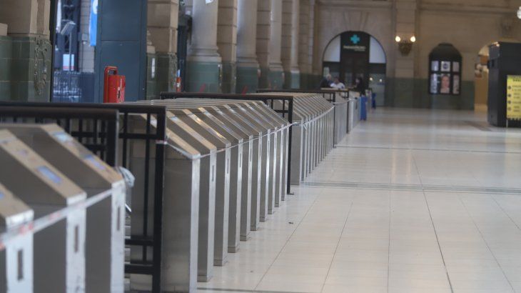 Cabeceras de tren desiertas en el marco del paro de transporte. 