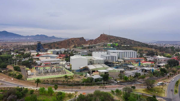 La mina de Fresnillo en México es actualmente es el productor de plata más grande en el mundo. Desde el siglo pasado Fresnillo ha producido aproximadamente 700 millones de onzas de plata y desde 1988 es el mayor productor de plata mexicano. Fresnillo es una mina subterránea de plata primaria en funcionamiento desde 1554. La mina de Fresnillo en México es actualmente es el productor de plata más grande en el mundo. Desde el siglo pasado Fresnillo ha producido aproximadamente 700 millones de onzas de plata y desde 1988 es el mayor productor de plata mexicano. Fresnillo es una mina subterránea de plata primaria en funcionamiento desde 1554. 