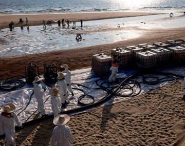 Buscan contener un derrame de más de 50.000 litros de petróleo en las costas de Tailandia.