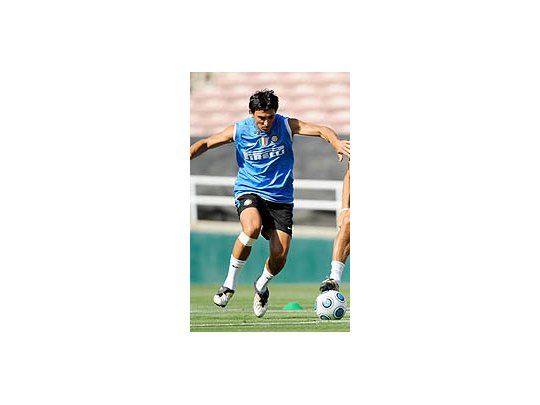 Burdisso está en la lista de transferibles de Inter.