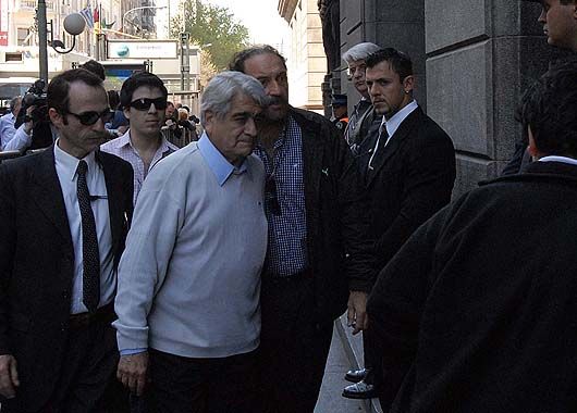 Uno de los hermanos de Mercedes, al llegar al velorio