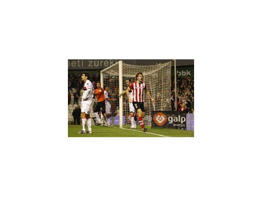 Fernando Llorente festeja el primer gol del equipo vasco.