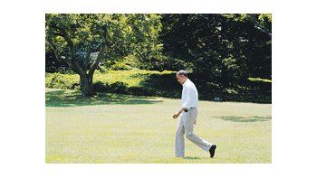 El presidente Barack Obama se muestra en el jardín de la Casa Blanca. A cuatro meses para las elecciones, se tensa la campaña electoral.