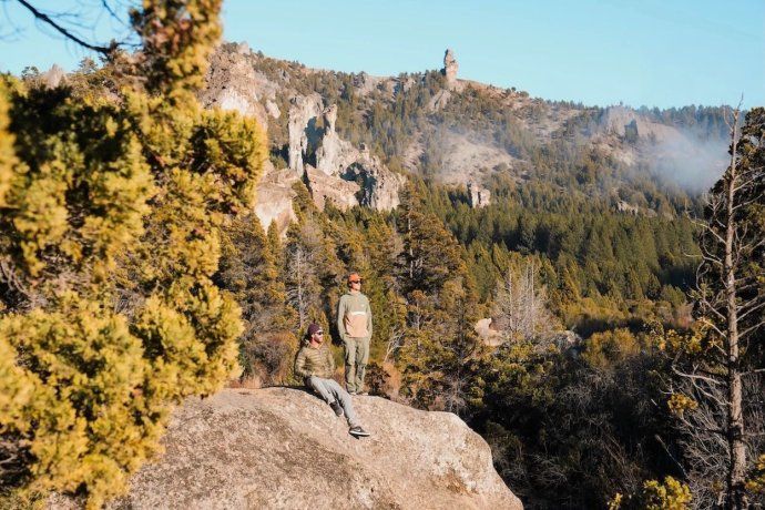 Entre montañas, bosques y paisajes nevados, existe un rincón del sur que invita a desconectarse del ritmo cotidiano. Entre montañas, bosques y paisajes nevados, existe un rincón del sur que invita a desconectarse del ritmo cotidiano.