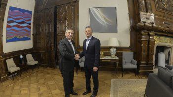 Mauricio Macri y Alberto Fern&aacute;ndez se reunieron en Casa Rosada un d&iacute;a despu&eacute;s de las elecciones generales de octubre.