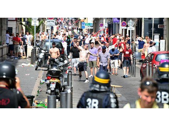 Inglaterra podría quedar descalificada si sus hooligans continúan haciendo disturbios.