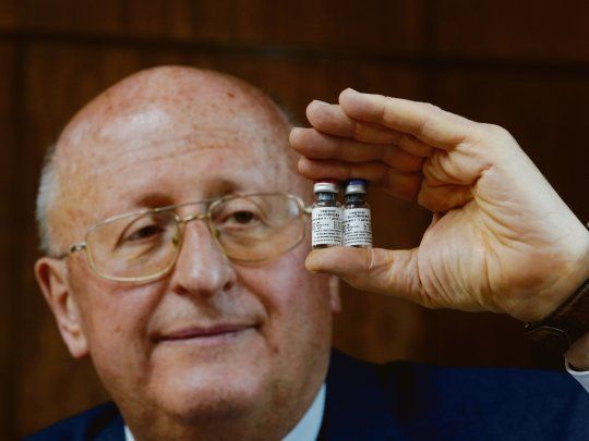 ESPERANZA. Alexander Gintsburg, director del instituto de investigación ruso, muestra los dos frasco de la dosis completa de la vacuna Sputnik V, cuyas pruebas de fase tres lucen prometedoras.