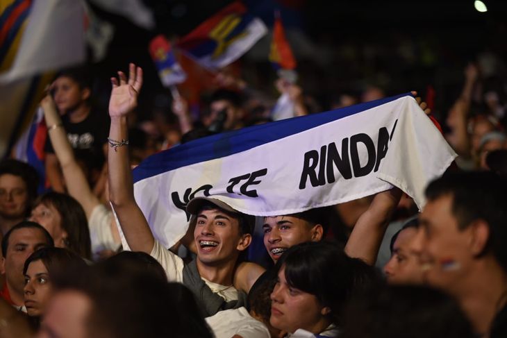 La militancia del Frente Amplio cerró la jornada a puro festejo.