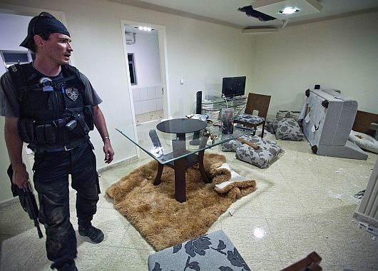 Antes de huir, los ocupantes de la residencia destruyeron varios electrodomésticos