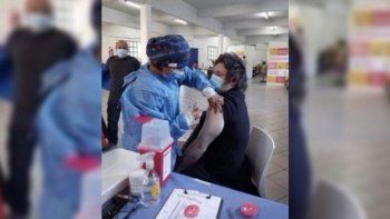 Javier Milei se vacunó contra el coronavirus y estallaron las redes.