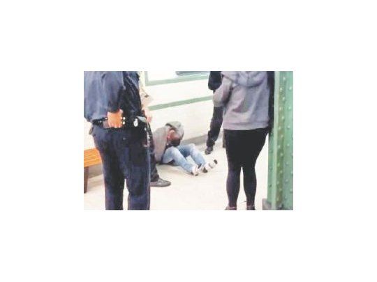 Se masturbó sobre una mujer en el subte y casi lo linchan