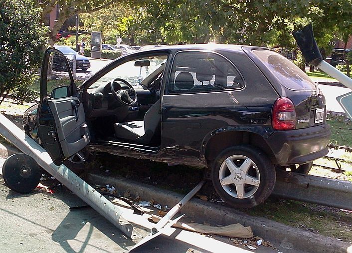 El costado derecho del vehículo quedó irreconocible.