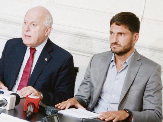 Decisión. El gobernador firmó ayer el decreto que convoca a una consulta popular. Fue después de presentar un balance de gestión en Seguridad.