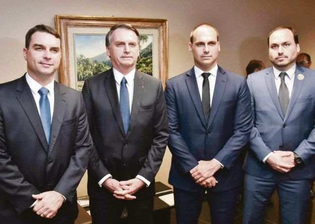 Bolsonaro no podrá mantener conversación con sus hijos Eduardo y carlos (últimos dos), también investigados.