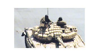 Un tanque sirio patrulla las calles de Damasco, en una imagen difundida por fuerzas rebeldes.