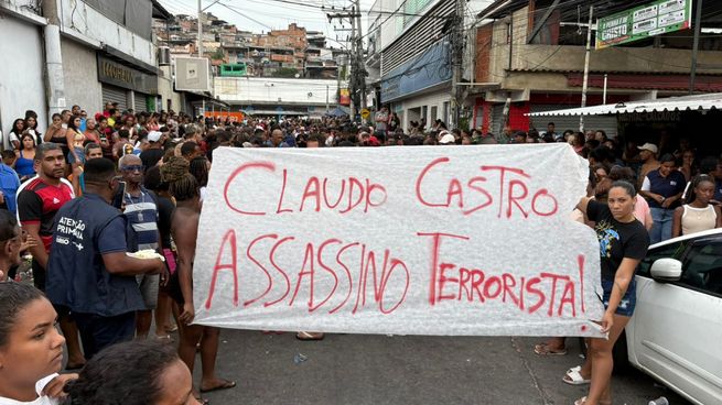 Residentes de Río de Janeiro tildaron al gobernador Cláudio Castro de asesino y terrorista.