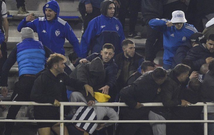 hinchas de talleres infiltrados fueron golpeados en la cancha de velez