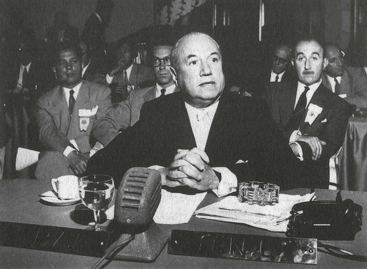 Raúl Prébisch fue un economista y exsecretario Ejecutivo de la Comisión Económica para América Latina y el Caribe (CEPAL). Raúl Prébisch fue un economista y exsecretario Ejecutivo de la Comisión Económica para América Latina y el Caribe (CEPAL).