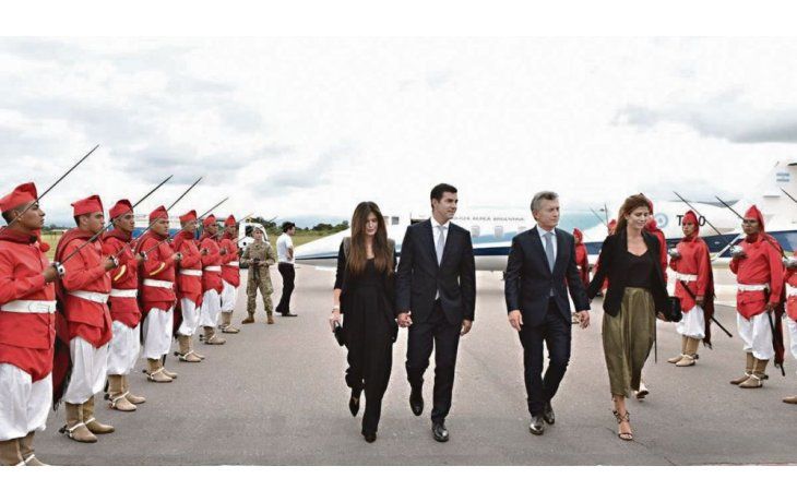 ámbito.com | Gesto. Juan Manuel Urtubey y su esposa, Isabel Macedo, recibieron al Presidente y a la primera dama en el aeropuerto, que lleva el nombre del prócer salteño que ayer fue homenajeado con un museo en su memoria.