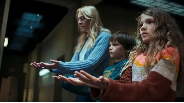 A pesar de solo tener seis episodios, este thriller psicológico cuenta con un drama intenso, escenas angustiosas y violencia. A pesar de solo tener seis episodios, este thriller psicológico cuenta con un drama intenso, escenas angustiosas y violencia.