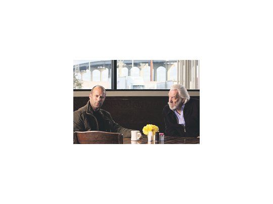 Al adulto, negro y original policial de acción «El mecánico» lo único que le falta es un actor a la altura de Donald Sutherland, cuyo personaje desaparece de escena demasiado pronto.