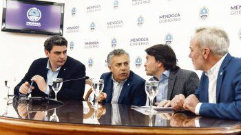 OBJETIVO. El gobernador Cornejo anunció con parte de su gabinete económico el plan de obras que quiere llevar adelante en los próximos meses.