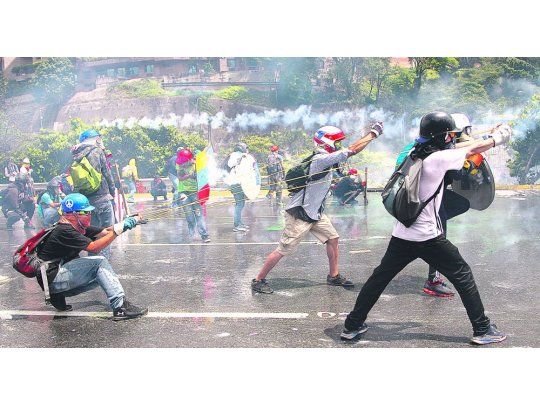 “Puputov”.  Ese es el nombre de las bombas de excremento que militantes opositores venezolanos estrenaron ayer en sus choques con la policía.