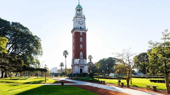 La Torre tiene siete pisos, fue donada por los residentes británicos para celebrar el Centenario del primer Gobierno Patrio y está en el centro de la Plaza Fuerza Aérea Argentina.&nbsp;