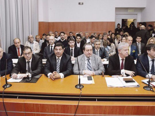  aUDIENCIA. Cristóbal López, Ricardo Echegaray y Fabián de Sousa junto a sus abogados en el primer día de la audiencias por el caso Oil. 