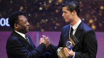 Pelé y Ronaldo en una entrega de premios. El brasileño felicitó al portugués por haber superado su récord de goles.