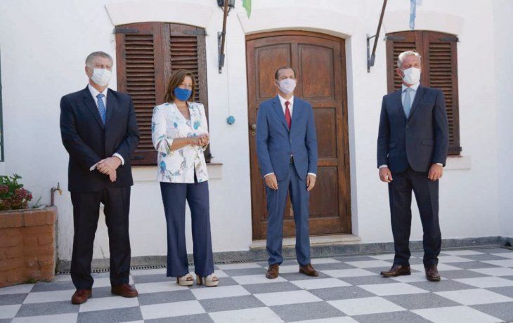 gestiones. Los gobernadores patagónicos (arriba) en la reunión que realizaron ayer en Viedma, y sus pares del Norte Grande, en San Miguel de Tucumán (abajo), donde avanzaron con la agenda de Yapeyú.
