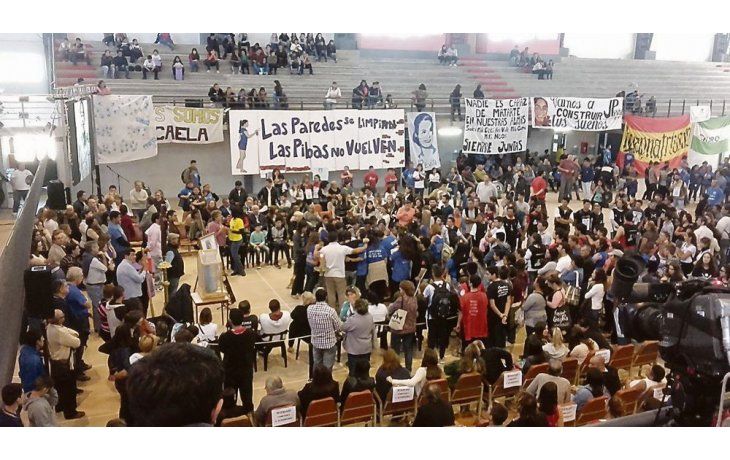 Último adiós. Ayer centenares de personas despidieron a la joven.