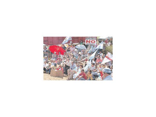 Divergencias entre los asambleístas aumentan la incertidumbre sobre la continuidad de los bloqueos en los puentes fronterizos hacia Uruguay.