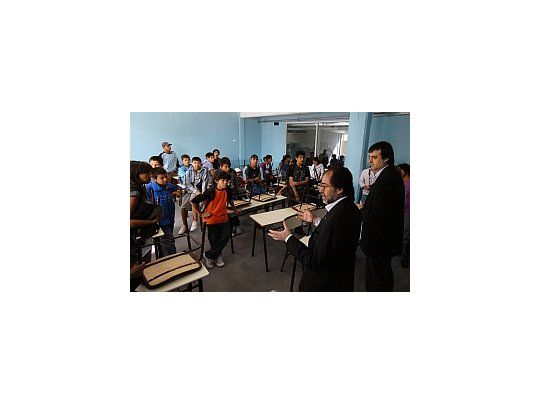 Esteban Bullrich, de la Ciudad, y Jorge Coscia, de la Nación, en diálogo con estudiantes secundarios luego de la firma de un convenio de intercambio cultural.