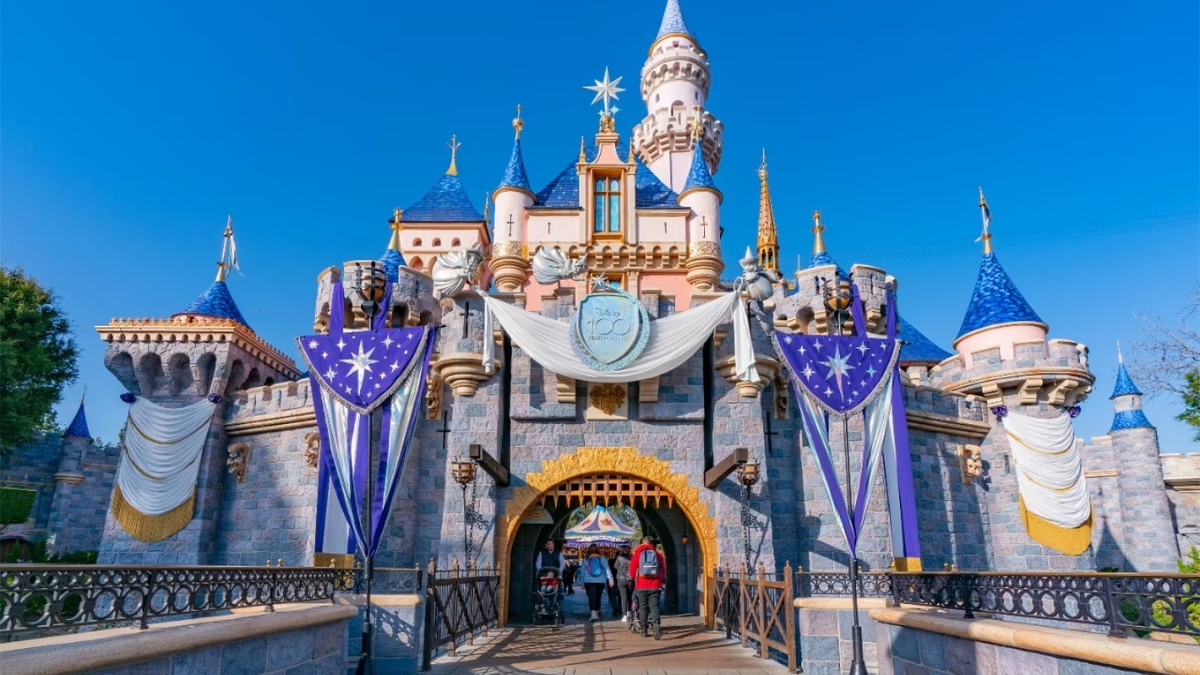 Mujer murió tras caer de una estructura de Disneyland en Anaheim,  California - El Diario NY